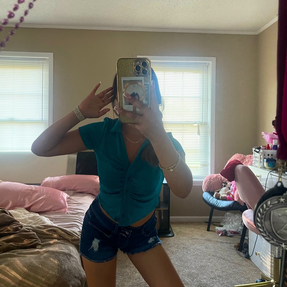 Nice teal crop! Very cute for summer occasions!! 💙only worn once!